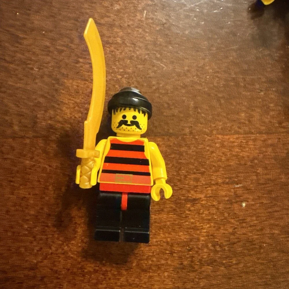 LEGO Pirates Minifigures Lot of 7 w/ Accessories Hats & Weapons